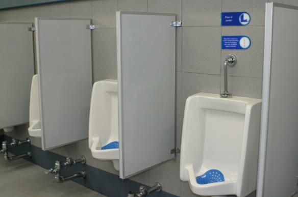Saubere Büro-Toilette mit Urinalen