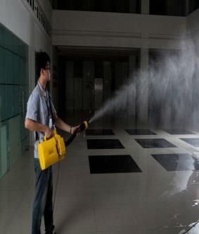 Techniker desinfiziert ein Büro mit einem Fogger
